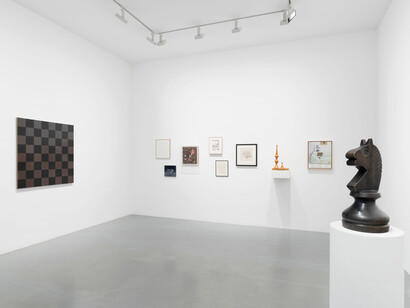 Artistes variés, Un siècle d'échecs, vue d'exposition. Avec l'aimable autorisation de Perrotin