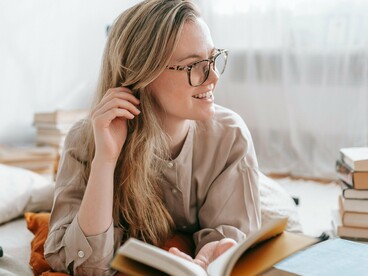 O que aconteceu depois da pandemia é que os produtores de conteúdo se reinventaram e as ofertas ficaram variadas. Atualmente eu sigo quatro canais e consigo escolher pela leitura que me interessar. Um canal oferece leitura conjunta e os outros três oferecem curso aprofundado com base na leitura, alguns são pagos então dependendo do autor e da obra eu invisto tempo e/ou dinheiro; diferente do que acontecia anos atrás em que eu estava presa em um clube de leitura por um plano mensal ou anual