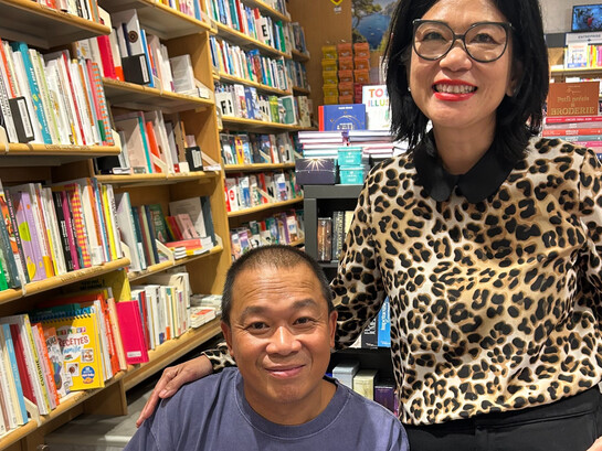 Plongez-vous dans son livre. Laissez-vous traverser, bousculer, vibrer par ses mots comme par ses traits électrisants