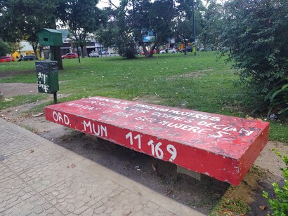 Eliane Brum señala, a lo largo de su trabajo, la creciente necesidad de ampliar y reforzar los programas públicos que tratan de prevenir esa violencia que se ceba, sobre todo, con las mujeres; pero que no se queda ahí, pues puede tomar como objeto al niño o al anciano. Banco Rojo instalado en la plaza del centro comercial City Bell. La Plata, Argentina