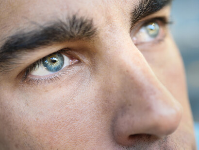 Primo piano di uno sguardo: "È necessario imparare a riconoscere le interconnessioni che ci attraversano e ci uniscono, e ad assumersi la responsabilità degli effetti, diretti e indiretti, delle nostre azioni"