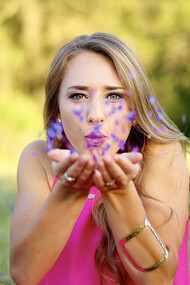 A pressão social para entrar em relacionamentos afeta principalmente as mulheres, mascarando o autoconhecimento necessário para o amor-próprio. Estar solteira não é uma falha, mas uma oportunidade de se conhecer e construir uma base sólida de amor por si mesma