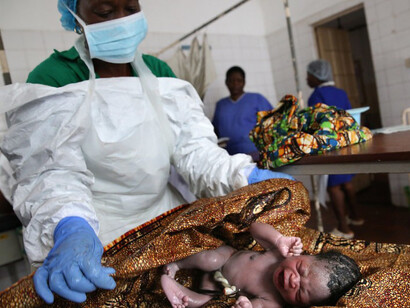 Nurses care for a newborn in the maternity ward at Princess Christian Maternity Hospital, Freetown, Sierra Leone, June 18, 2015. Photo © Dominic Chavez/World Bank