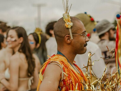 Os curiosos, os colecionadores, os médicos, os artistas, os alquimistas, os professores, os advogados se emcubiam de pesquisar os costumes, os rituais e as crenças. Hoje, quem se atreve a compreender essa ciência, que engloba o passado no presente de um futuro previsível? 