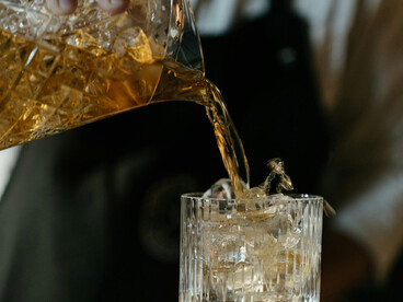 La percepción del alcohol como herramienta de diversión inmediata ha contribuido a su normalización, especialmente en poblaciones con escasas alternativas culturales