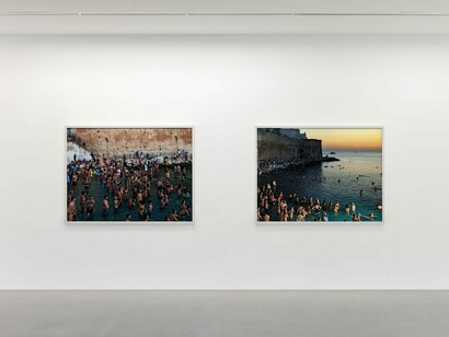 Massimo Vitali, 94/22, exhibition view. Courtesy of Zander Galerie