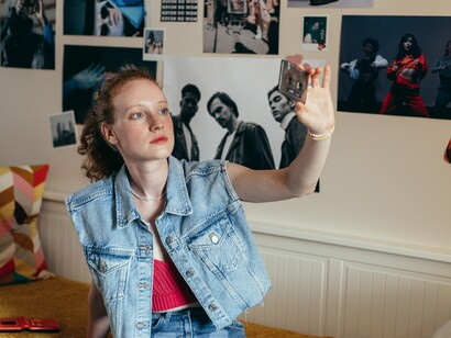 Os passos consistiam em colocar a fita virgem no toca-fitas e eu a apertar as teclas "Play" e "Rec" ao mesmo tempo para começar a gravação. Era uma responsabilidade e tanto! Por mais que eu me dedicasse, nunca (nunca!) começava a gravar no início da música e a rádio sempre colocava propaganda no meio da música. Conclusão: as minhas fitas eram puro retalho das minhas músicas selecionadas