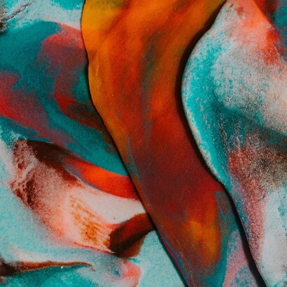 Collabora con artisti nazionali e internazionali, e ha suonato in festival prestigiosi: la sua musica spazia tra standard rielaborati e composizioni originali che fondono jazz, suoni cubani, caraibici e ritmi latino-africani. 