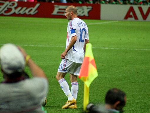 Zinédine Zidane, lauréat du Ballon d'or en 1998, sur le terrain pendant un match de la coupe du monde 2006