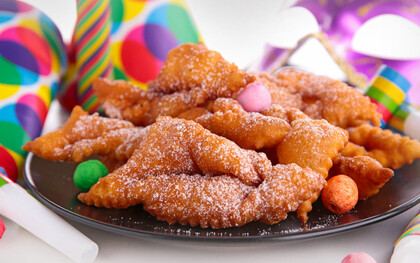 As Filhós, estão para a folia da mesma forma que o Cavaco (ou Cavaquinho), e é claro que eu me refiro aqui ao doce, e não ao instrumento musical; o Cavaco que tem também a sua origem no velho continente, e assim como a nossa estrela de hoje também é mergulhado no óleo fervente, sendo dono de diversos formatos e tamanhos podendo ser encontrado nos semáforos de Recife e Olinda em qualquer época do ano