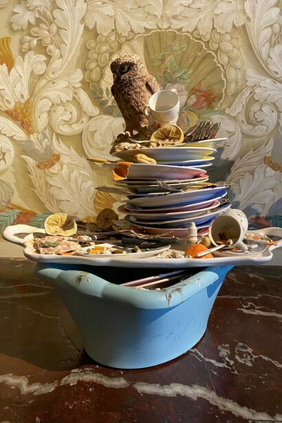 Bertozzi & Casoni, Sparecchiatura, 2025, ceramica policroma. Courtesy Bertozzi & Casoni