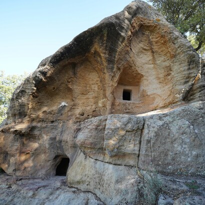 In questo paesaggio primordiale, le domus de janas sembrano vegliare silenziose, come se la terra stessa conservasse memoria di riti, paure e magie antiche