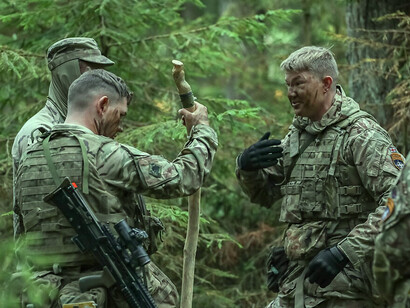 NATO-Soldaten aus Rumänien, Polen und den USA während einer Militärübung in den Wäldern von Bemowo-Piskie in Polen 