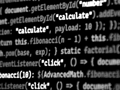 A pergunta também ecoa em áreas que, à primeira vista, parecem distantes do universo tecnológico, como o Direito. Geovanna Reges, advogada, já sente na prática as mudanças que a IA trouxe “Ajuda de uma forma que não precisamos, por exemplo, contratar um estagiário. Muitas tarefas burocráticas que antes eram feitas manualmente agora podem ser automatizadas, o que libera tempo para nos concentrarmos em atividades mais estratégicas”, relata


