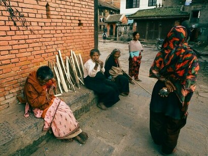 Los usos irresponsables de la Inteligencia Artificial en los mercados inmobiliarios y en la gobernanza urbana, que alimentan la inseguridad habitacional y la discriminación social y de género. Grupo de mujeres sin casa reunidas en una ciudad