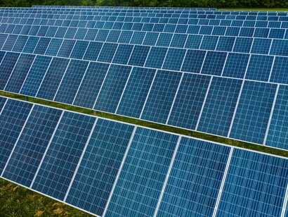 Pode-se dizer, então, que os painéis solares já nascem com uma "dívida ambiental". Sua existência depende de vários insumos minerais com sua própria pegada ecológica, como o Alumínio (Al) das molduras e a Prata (Ag) e o Cobre (Cu), essenciais para a condução elétrica. Essa "energia embutida" é um fator crítico, pois grande parte da manufatura global está na China, onde a matriz energética ainda depende do carvão, criando um paradoxo: a ferramenta para o futuro limpo, fabricada com a energia do passado