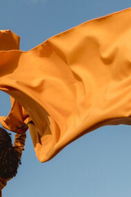 Otra propuesta única es Ikaizen, una marca que combina el upcycling con la moda artesanal. Los clientes pueden transformar prendas viejas o piezas con valor sentimental en diseños completamente nuevos y personalizados