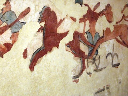 "Tomba delle Olipiadi", dettaglio della corsa con la biga, Museo archeologico nazionale, Tarquinia, Italia. Durante i Giochi Olimpici antichi, le guerre venivano sospese grazie alla "tregua olimpica", permettendo agli atleti di gareggiare in pace