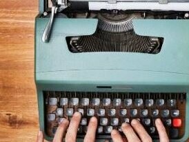 Máquina de escrever. O negacionismo, assim, é uma forma ativa de resistência discursiva contra a hegemonia da verdade científica. Na prática é um projeto linguístico, baseado de ideologias, que tem como objetivo e construção o papel de discordar da ciência, do método científico de produção de conhecimento, das instituições científicas e desvalorização de tudo e todos que são contrários à crença daquele grupo social