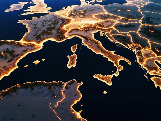 A mini-Europa está envolvida numa guerra que não causou, mas de que se quer aproveitar para se ver ampliada no espelho de Humpty Dumpty. Esta guerra parece regional, mas talvez seja a primeira fase de uma guerra global (o Irão é o grande candidato da nova fase). As guerras começam sempre com grande surpresa para as populações menos atentas, ou seja, a grande maioria dos cidadãos. Dizia o locutor da radio aos camponeses noruegueses atónitos num filme de que de não me recordo: “Temos o trágico dever de anunciar algo que nunca imaginámos, a guerra começou”