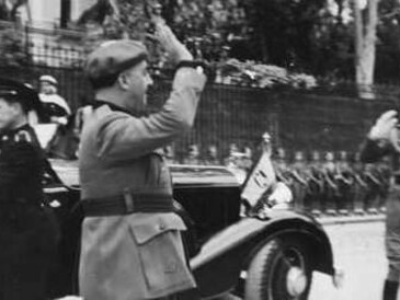 Franco saluta al suo arrivo alla cosiddetta “Parata della Vittoria” tenutasi il 19 maggio 1939 a Madrid per celebrare la vittoria dei ribelli nella guerra civile spagnola appena conclusa
