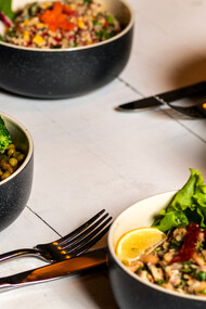 Una mesa con alimentos típicos de una dieta 'crudivegana'