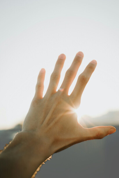 Chaque lever de soleil inaugure une nouvelle réalité : ce qui fut hier disparaît, et ce qui sera demain reste encore à émerger
