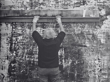 Gerhard Richter utilise le racloir pour laisser le hasard et le geste altérer l’image, faisant émerger une abstraction née de la matière elle-même