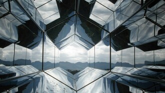 Dentro a uno specchio deve essere come negli occhi di chi non finisce mai di cercare