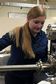 Jennika Greer, del equipo de investigación, trabajando en el laboratorio de la Northwestern University en la realización del nuevo estudio de los cristales lunares. Foto: Dieter Isheim