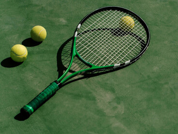 Sur le dur brûlant, une raquette et une balle attendent, rappel discret des batailles qui ont forgé la légende du Kid de Las Vegas à Melbourne