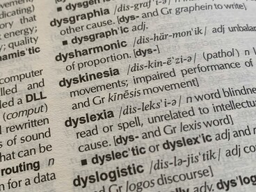 Senza una biografia e una traiettoria temporale, la macchina può solo simulare il significato, producendo testi verosimili ma privi di autentica esperienza