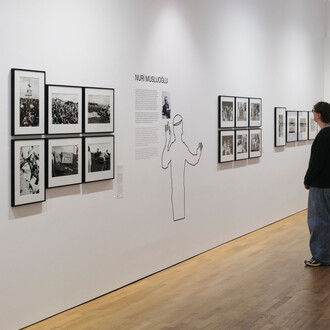Verschiedene künstler, Früher hießen wir gastarbeiter, ausstellungsansicht. Mit freundlicher genehmigung des Museums für Kunst und Gewerbe Hamburg