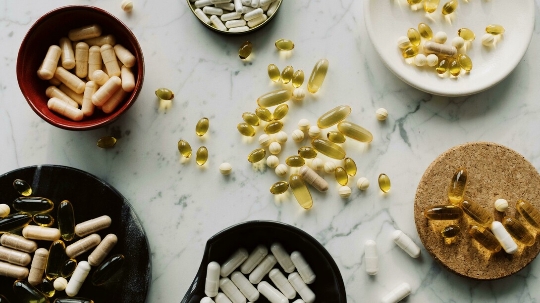 Suplementos alimentares. Os Lactobacillus podem também reforçar a eficácia anticancerígena através da modulação imunitária. No cancro da mama, o probiótico Lactobacillus plantarum promove a produção de butirato, que suprime a inflamação, e ajuda a formar um microbiota saudável. Isto inibe o crescimento do tumor. O Lactobacillus reuteri (L. reuteri) no melanoma, aumenta a eficácia da imunidade antitumoral através da secreção de um catabolito de triptofano dietético. A resposta imunitária antitumoral do L. reuteri pode ainda ser aumentada por uma dieta rica em triptofano
