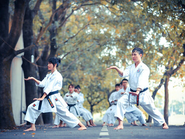 La discipline du corps, l’expression de la rigueur et de la maîtrise. Dans chaque geste précis, un chemin vers l’épanouissement personnel