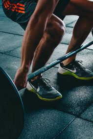Pessoa levantando peso em treino de musculação 