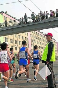 Pyongyang, Corea del Norte. Un miembro de las fuerzas de seguridad vigila el trascurso de la prueba