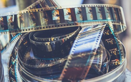 Attraverso "Tornare"(Comencini), "Lacci"(Luchetti) e "La Tenerezza"(Amelio), il cinema mette in scena le fragilità e le contraddizioni del mondo, svelando come il tempo, i luoghi e i legami familiari diventino specchi della condizione umana