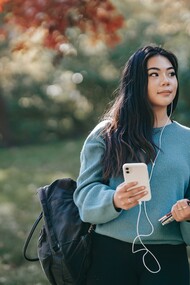 Auricolari. E allora, ho deciso di farmi un regalo. Ho indossato gli auricolari e ho ascoltato di nuovo la musica, mentre camminavo, per ricordarmi di me
