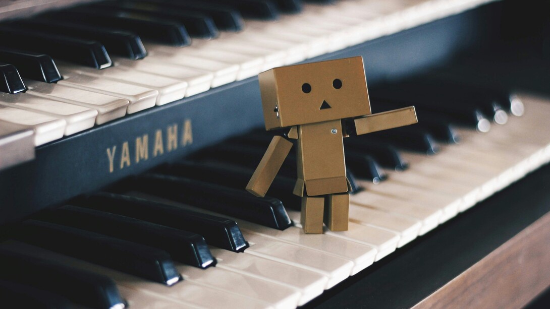 L'intelligenza emotiva permette di comprendere le emozioni umane, mentre l'intelligenza artificiale può analizzarle e rispondere in modo sempre più sofisticato 