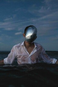 Una crisi che coinvolge l'intera società