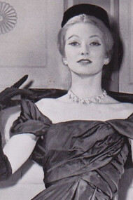 A moda reflete o vai e vem das transformações sociais, políticas e culturais, resgatando o passado com novas roupagens que dialogam com o presente, mantendo um equilíbrio entre inovação e tradição. Vestido de tafetá preto de seda desenhado por Yves Saint Laurent para Christian Dior, julho de 1959