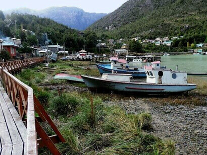 Habitar sin imponer, construir sin dominar, diseñar sin cortar el territorio en fragmentos ideales. Caleta Tortel, Aysén, Chile