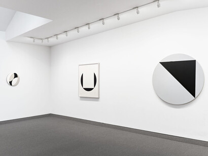 Leon Polk Smith, Circle and square, 1948-1987, exhibition view. Courtesy of Krakow Witkin Gallery