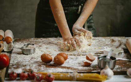 A comida, tal como a conhecemos, é formada por preparações culinárias feitas de maneira específica a cada cultura. Não se trata dos ingredientes crus em si, mas sim do que é feito, preparado, a partir deles. O ato de preparar é central. A comida, como a humanidade a conhece há milhares de anos, é definida pela preparação culinária. O pão, por exemplo, alimento consumido desde a formação das primeiras sociedades, é feito a partir de um processo de preparo