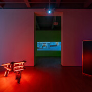 Iván Navarro, Light years, vue de l'exposition. Avec l'aimable autorisation de Templon