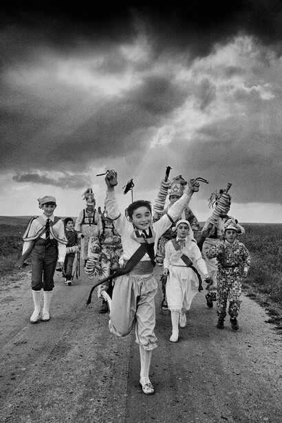 Cristina García Rodero, El danzante azul, El Hito, 1980. Courtesy of Fundación Juan March
