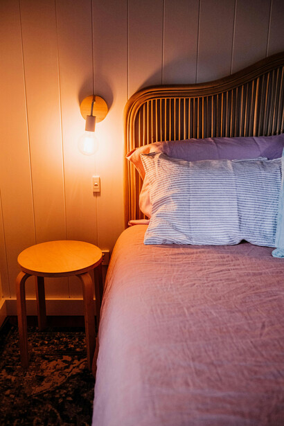 Entre paredes pobres y silencios prolongados, la habitación revela las heridas, las dudas y la inesperada posibilidad de una amistad