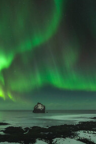 Aurora boreal en las playas de Reynisdrangar