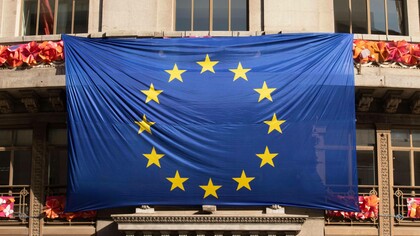 Bandiera della UE: "L’Europa dei diritti, della coesione sociale e dell’inclusione sembra oggi più un ricordo che una realtà"